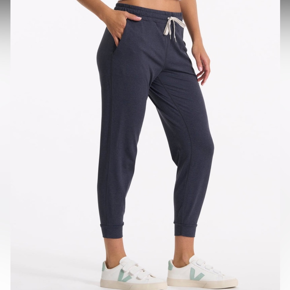 Vuori women’s navy jogger